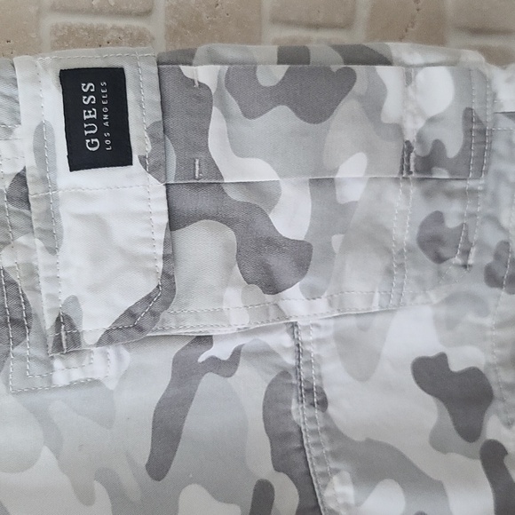 Guess Men's Camo Gray and White Cargo Belted Shorts (Sz 32) - Picture 3 of 11